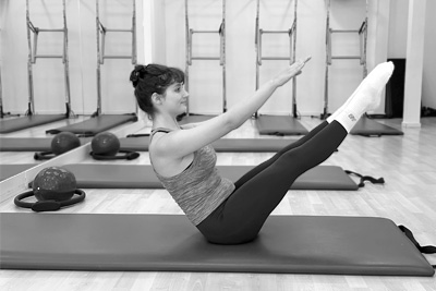 Maria Carvalho teaser on the mat in the Palma Pilates Studio in The Hague